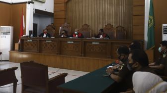 Majelis hakim Nazar Effriandi (kedua kanan) memimpin sidang Peninjauan Kembali (PK) yang diajukan oleh buronan kasus korupsi cassie Bank Bali, Djoko Tjandra di Pengadilan Negeri Jakarta Selatan, Senin (6/7). [Suara.com/Angga Budhiyanto]