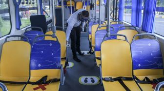 Karyawan melakukan pengecekan saat uji coba bus listrik di Kantor Pusat PT Transjakarta, Cawang, Jakarta, Senin (6/7/2020). [ANTARA FOTO/Galih Pradipta