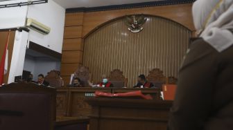 Majelis hakim Nazar Effriandi (kedua kanan) memimpin sidang Peninjauan Kembali (PK) yang diajukan oleh buronan kasus korupsi cassie Bank Bali, Djoko Tjandra di Pengadilan Negeri Jakarta Selatan, Senin (6/7). [Suara.com/Angga Budhiyanto]