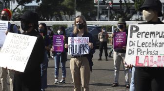 Sejumlah massa yang tergabung dalam Gerak Perempuan melakukan aksi unjuk rasa di depan gedung Dewan Perwakilan Rakyat Republik Indonesia (DPR RI), Jakarta, Selasa (7/7). [Suara.com/Angga Budhiyanto]