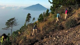 Tim Gabungan Cari Pendaki Tersesat di Gunung Agung