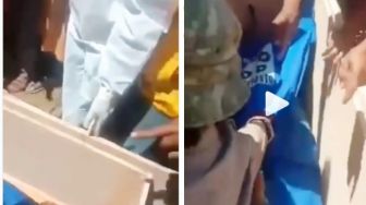 Detik-detik Warga Bongkar Peti Jenazah Pasien Covid-19, Riuh Suara Tangis