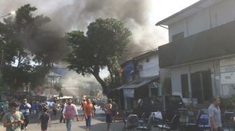 Dilalap Si Jago Merah, Ruko di Dekat STIE Muhammadiyah Tebet Ludes Terbakar