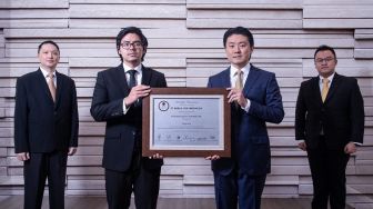 Resmi Listing di BEI, Saham Boston Furniture Industries Naik 10 Persen