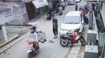 Maling Apes! Burung Hasil Curian Lepas Gara-gara Senggolan dengan Jamaah