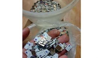 Koleksi Kartu SIM HP Banyak Banget, Penampakan Ini Bikin Warganet Curiga