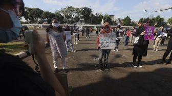 Sejumlah massa yang tergabung dalam Gerak Perempuan melakukan aksi unjuk rasa di depan gedung Dewan Perwakilan Rakyat Republik Indonesia (DPR RI), Jakarta, Selasa (7/7). [Suara.com/Angga Budhiyanto]