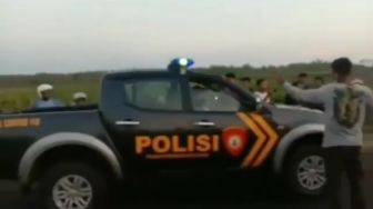 Santai Walau Mobil Aparat Melintas, Kerumunan Balap Liar Ini Bikin Salfok