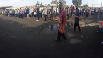 Antrean Penumpang KRL di Stasiun Bojong Gede Sampai Meluber ke Jalan