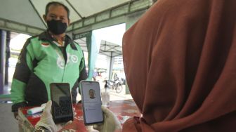 Pengemudi ojek online melakukan registrasi aplikasi membawa penumpang di Shalter Depok Baru, Depok, Jawa Barat, Selasa (7/7/2020).  [ANTARA FOTO/Asprilla Dwi Adha]