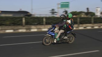 Ojol Kembali Bawa Penumpang di Depok