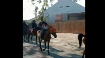 Viral Rombongan Naik Kuda, Warganet: Udah Gak Jaman Lagi Gowes