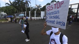 Massa yang tergabung dalam Gerak Perempuan membawa poster penolakan saat melakukan aksi unjuk rasa di depan gedung Dewan Perwakilan Rakyat Republik Indonesia (DPR RI), Jakarta, Selasa (7/7). [Suara.com/Angga Budhiyanto]