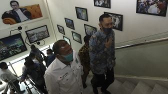 Ketua Umum Partai Kebangkitan Bangsa (PKB) Muhaimin Iskandar (kiri) menyambut kedatangan Ketua Umum Partai Demokrat Agus Harimurti Yudhoyono (kanan) di kantor DPP Partai Kebangkitan Bangsa (PKB), Jakarta, Rabu (8/7). [Suara.com/Angga Budhiyanto]