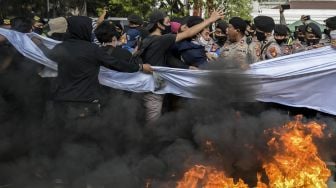 Mahasiswa yang tergabung dalam Gerakan Nasional Tolak Reklamasi (Gentar) Jakarta terlibat aksi dorong dengan polisi saat melakukan aksi unjuk rasa di depan gedung Balai Kota, Jakarta, Rabu (8/7/2020).  [ANTARA FOTO/Galih Pradipta]