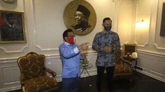 Ketua Umum Partai Kebangkitan Bangsa (PKB) Muhaimin Iskandar (kiri) menyambut kedatangan Ketua Umum Partai Demokrat Agus Harimurti Yudhoyono (kanan) di kantor DPP Partai Kebangkitan Bangsa (PKB), Jakarta, Rabu (8/7). [Suara.com/Angga Budhiyanto]