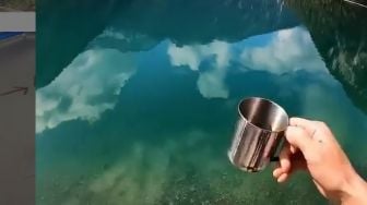 Viral Traveler Minum Kopi Sambil Nyebur di Danau Biru, Bikin Salah Fokus