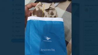 Antimainstream! Beli Ayam Geprek Dibungkus Kantong Muntah Garuda Indonesia