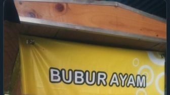 Bikin Poster Perbedaan Cara Makan Bubur Ayam, Aksi Penjual Ini Viral