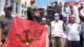 Viral Video Pembakaran Bendera Palu Arit, Warganet: Pakai kertas Wajik?