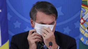 Ditegur Karena Tak Pakai Masker, Bolsonaro Semprot Wartawan: Diam Kamu!