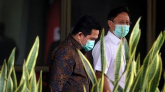 Menteri Badan Usaha Milik Negara (BUMN) Erick Thohir dan Wakil Menteri BUMN Budi Gunadi Sadikin berjalan keluar lewat pintu belakang Gedung Komisi Pemberantasan Korupsi (KPK) di Jakarta, Rabu (7/7/2020). [ANTARA FOTO/Adam Bariq]