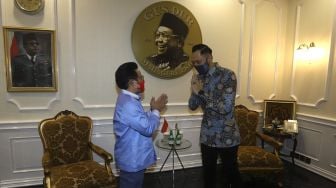 Ketua Umum Partai Kebangkitan Bangsa (PKB) Muhaimin Iskandar (kiri) menyambut kedatangan Ketua Umum Partai Demokrat Agus Harimurti Yudhoyono (kanan) di kantor DPP Partai Kebangkitan Bangsa (PKB), Jakarta, Rabu (8/7). [Suara.com/Angga Budhiyanto]