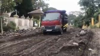 Viral Video Jalan di Klaten Rusak Parah, Netizen: Bupati Mau Diajak Kesini