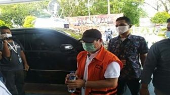 Diborgol dan Kenakan Rompi Oranye, Amril Mukminin Tiba di Pekanbaru