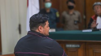 Desainer dan Presenter Ivan Gunawan saat diperiksa sebagai saksi persidangan kasus klinik kecantikan ilegal di Pengadilan Negeri Jakarta Utara, Kamis (9/7). [Suara.com/Alfian Winanto]