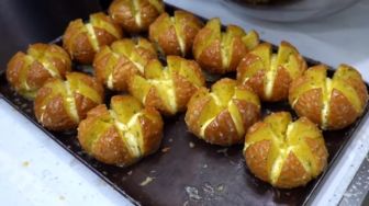 Usai Dalgona Coffee, Kini Viral Jajan Kaki Lima Korean Garlic Cheese Bread