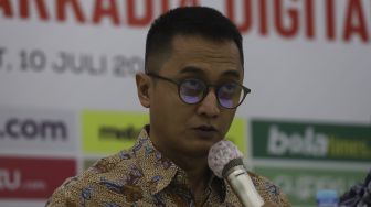 Komisaris Independen PT Arkadia Digital Media Tbk Ariyo Ali Suprapto memberikan paparan saat menggelar Rapat Umum Pemegang Saham (RUPS) di Jambuluwuk Thamrin Hotel, Jakarta, Jumat (10/7). [Suara.com/Angga Budhiyanto]
