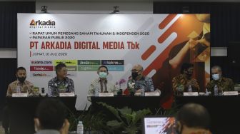 Dari kiri ke kanan: Komisaris Iwa Sukresno Karunia, Komisaris Utama Stephen K.Sulistyo, Direktur Utama Wiliam Martapura, Direktur Suwarjono PT Arkadia Digital Media Tbk saat menggelar Rapat Umum Pemegang Saham (RUPS) di Jambuluwuk Thamrin Hotel, Jakarta, Jumat (10/7). [Suara.com/Angga Budhiyanto]