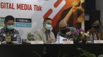 Komisaris Iwa Sukresno Karunia, Komisaris Utama Stephen K.Sulistyo, Direktur Utama Wiliam Martapura, Direktur Suwarjono PT Arkadia Digital Media Tbk saat menggelar Rapat Umum Pemegang Saham (RUPS) di Jambuluwuk Thamrin Hotel, Jakarta, Jumat (10/7). [Suara.com/Angga Budhiyanto]