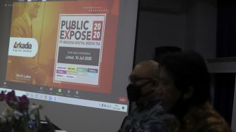 Direktur Utama Wiliam Martapura (kiri) didampingi Direktur PT Arkadia Digital Media Tbk Suwarjono saat menggelar Paparan Publik atau Public Expose 2020 secara virtual di Jambuluwuk Thamrin Hotel, Jakarta, Jumat (10/7). [Suara.com/Angga Budhiyanto]