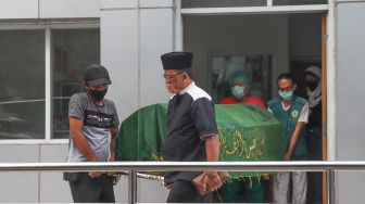 Jenazah Papa T Bob Diberangkatkan ke Tempat Peristirahatan Terakhir