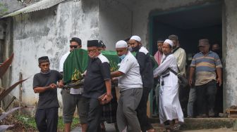 Keranda jenazah pencipta lagu anak-anak Papa T Bob dibawa untuk dimakamkan di TPBU Jurang Mangu, Pondok Ranji, Tangerang Selatan, Jumat (10/7). [Suara.com/Alfian Winanto]
