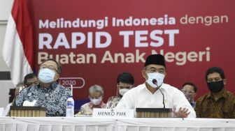 Menteri Koordinator Bidang Pembangunan Manusia dan Kebudayaan Muhadjir Effendy (kedua kanan) dan Menristek / Kepala Badan Riset dan Inovasi, Bambang Brodjonegoro (kiri) menghadiri peluncuran alat tes cepat (rapid test) COVID-19 buatan dalam negeri di Kantor Kemenko PMK, Jakarta, Kamis (9/7/2020).  [ANTARA FOTO]