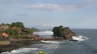 Pergerakan Wisatawan di Tanah Lot Diawasi Karena Ombak Tinggi di Sore Hari