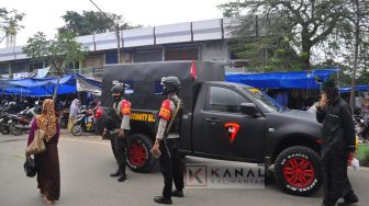 Ibu Hamil Kedapatan Tak Pakai Masker, Anggota Brimob Lakukan Hal Ini