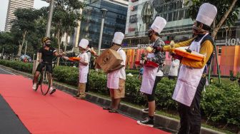 Bike to Work Indonesia Bagikan Makan dan Minum Gratis untuk Pesepeda