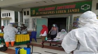 Seorang Petugas Analis Puskesmas Guntor Jalani Tes Swab