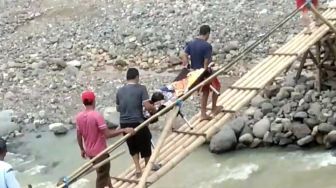 Tak Ada Akses ke Pusat Kota, Ibu Hamil Ditandu Lintasi Jembatan Darurat