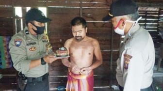 Bertahun-tahun Dikurung dan Dirantai, Saliman Bahagia Dapat Kue Ultah