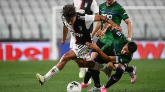 Pemain depan Juventus Paulo Dybala (kiri) mengungguli bek Atalanta Jose Luis Palomino selama pertandingan sepak bola Serie A Italia, Juventus melawan Atalanta di Stadion Allianz, Turin, Minggu (12/7). dini hari WIB. [Marco BERTORELLO / AFP]
