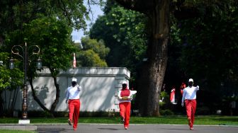 Petugas membawa bendera saa memperagakan simulasi pengibaran bendera untuk Peringatan HUT ke-75 Kemerdekaan RI di Istana Merdeka, Jakarta, Minggu (12/7/2020).  [ANTARA FOTO/Sigid Kurniawan]