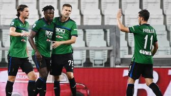 Pemain depan Atalanta Duvan Zapata (kiri) merayakan golnya dengan teman-temanya selama pertandingan sepak bola Serie A Italia, Juventus melawan Atalanta di Stadion Allianz, Turin, Minggu (12/7). dini hari WIB. [Marco BERTORELLO / AFP]