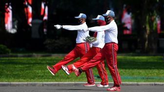 Petugas berjalan saat memperagakan simulasi pengibaran bendera untuk Peringatan HUT ke-75 Kemerdekaan RI di Istana Merdeka, Jakarta, Minggu (12/7/2020).  [ANTARA FOTO/Sigid Kurniawan]