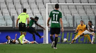 Pemain depan Atalanta Duvan Zapata menendang bola untuk membuka skor selama pertandingan sepak bola Serie A Italia, Juventus melawan Atalanta di Stadion Allianz, Turin, Minggu (12/7). dini hari WIB.
[Marco BERTORELLO / AFP]