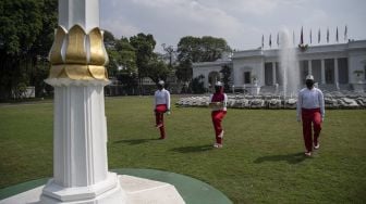 Petugas memperagakan simulasi pengibaran bendera untuk Peringatan HUT ke-75 Kemerdekaan RI di Istana Merdeka, Jakarta, Minggu (12/7/2020).  [ANTARA FOTO/Sigid Kurniawan]